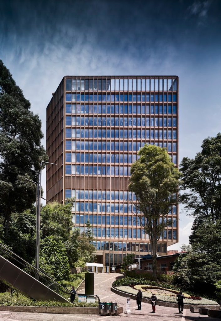 El nuevo edificio de la Pontificia Universidad Javeriana que ganó el premio en la cartegoría Best Tall Building Americas CTBUH 2023 otorgado por Tall Buildings and Urban Habitat.