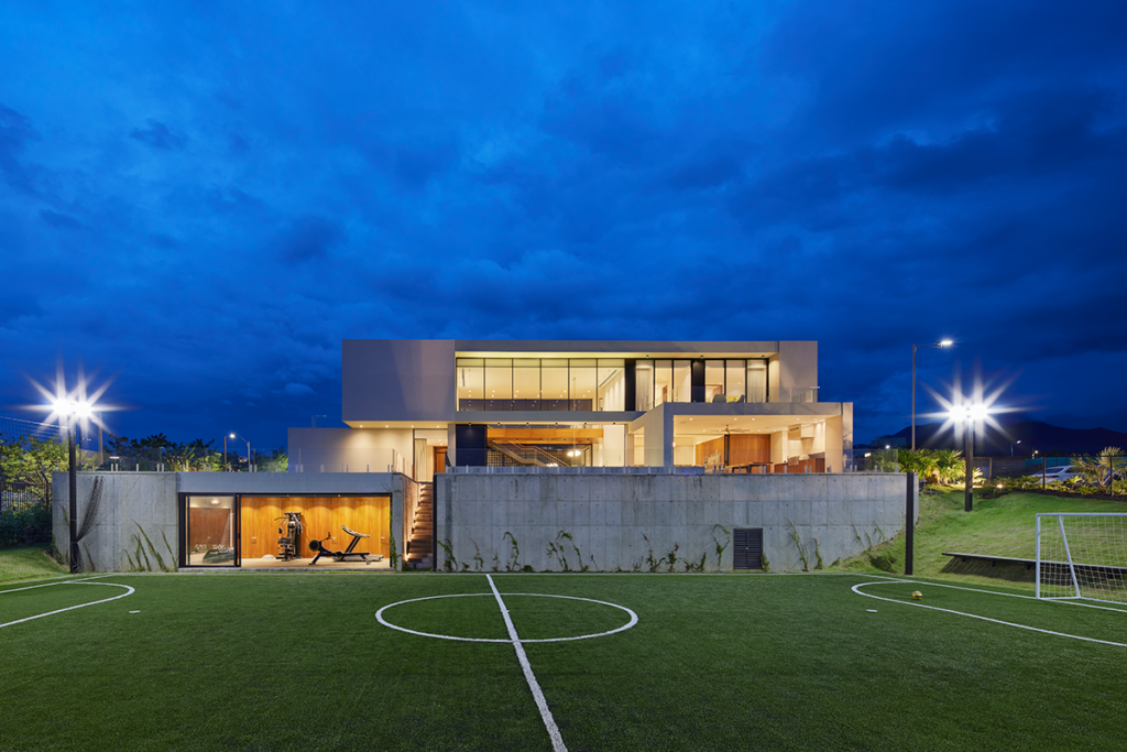 Esta obra en Cali se mezcla con su entorno a través de su arquitectura abierta en la que se disfruta el paisaje natural.