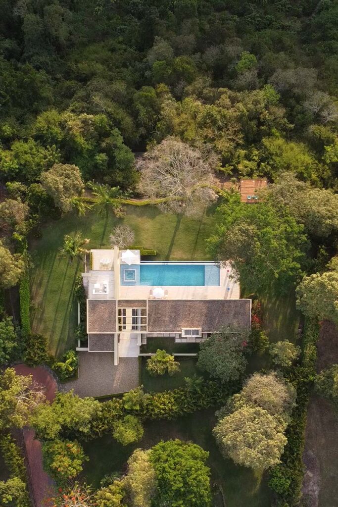 Casa inspirada en Ocobos de Flor Morado en Anapoima, Cundinamarca por el arquitecto David Macías.