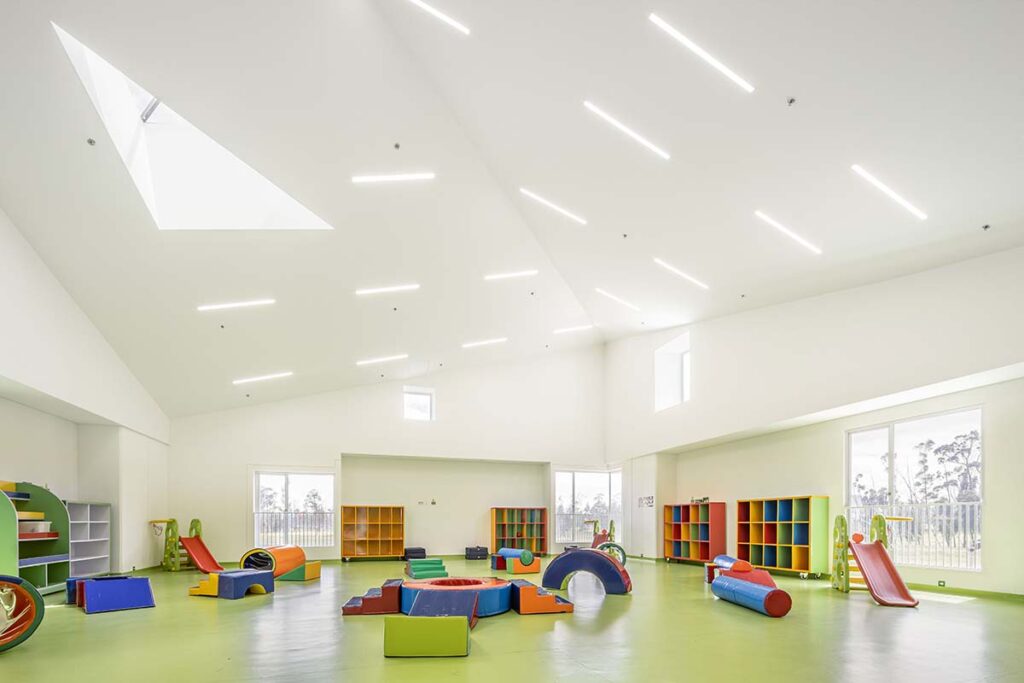 Edificios educativos en Bogotá y Medellín.