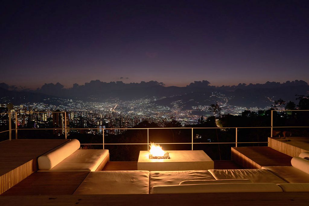 Vista nocturna de esta casa a las afueras de Medellín