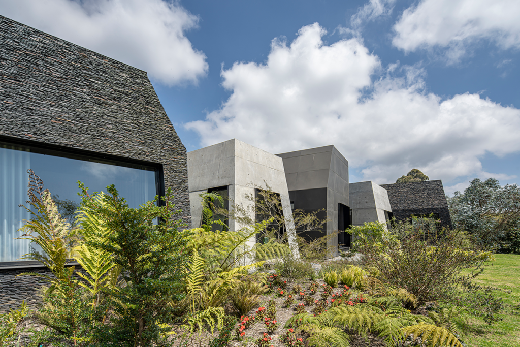 Casa en Medellín con arquitectura fragmentada diseñada por la firma Plan B.