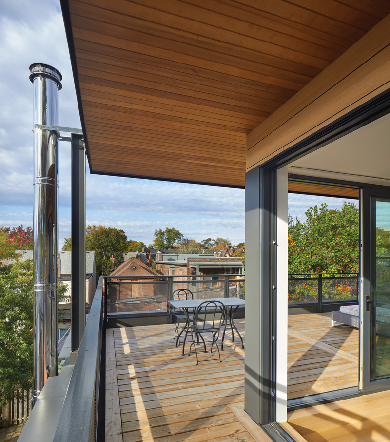 Press kit | 2941-05 - Press release | Robert Street Residences - Taylor Smyth Architects - Residential Architecture - Robert Street Residence II upper level terrace. - Photo credit: Tom Arban Photography Inc.