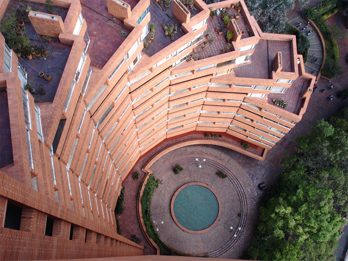 Complejo residencial Torres del Parque por Rogelio Salmona, Bogotá- Colombia. Parte de la exposición Latinoamérica en construcción exhibida en el MoMA, 2015.