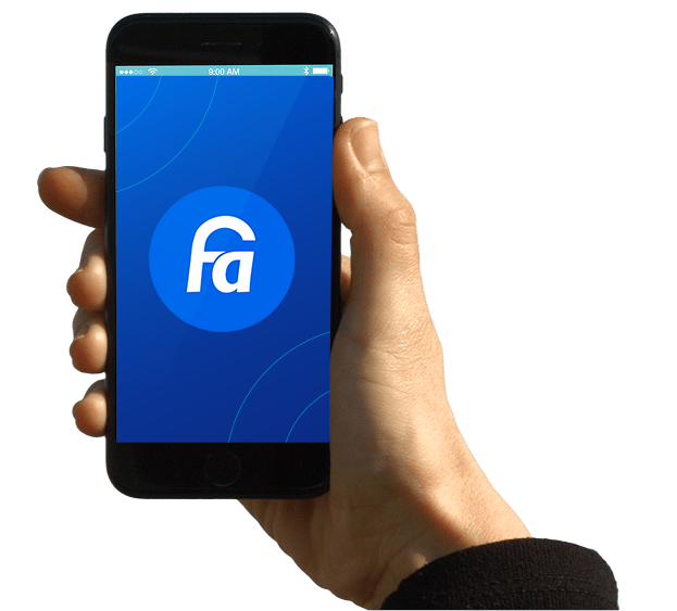 Mano sosteniendo Celular con logo Fasecolda