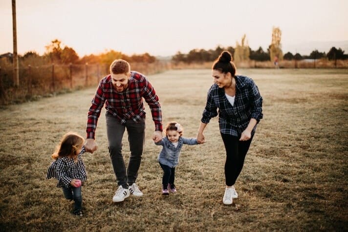 familia feliz y segura con nuestros seguro de vida asegurate mejor