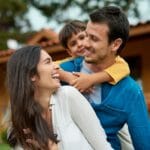 familia feliz protegida y tranquila con los beneficios de las polizas de vida